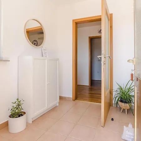 Apartment Roko - Up To 4 People With Free Parking Zadar Buitenkant foto