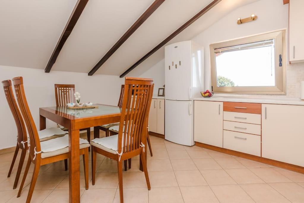 Apartment Roko - Up To 4 People With Free Parking Zadar